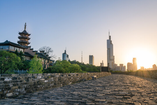 日落后中国南京的明城墙