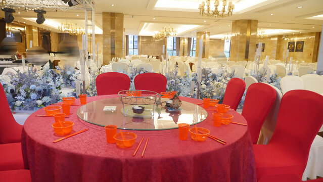 宴会厅的红桌子