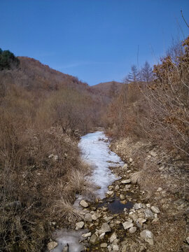 凝冻的小溪