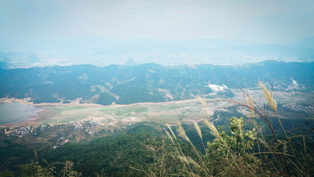 阳安圣山峰顶风光东方平乐源头