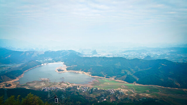 阳安圣山峰顶风光东方平口水库