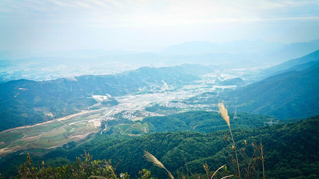 阳安圣山峰顶风光东南木林