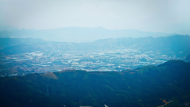 阳安圣山峰顶风光东南立珠