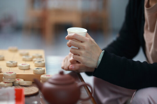 女人手握茶杯