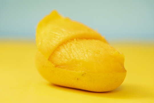 一颗剥开的芒果图片