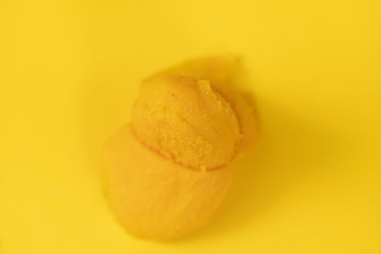 剥开的芒果微距特写图片黄色