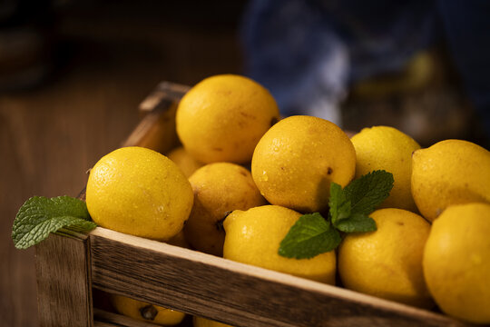 木箱里的水果柠檬素材