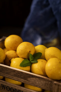 木箱里的水果柠檬背景