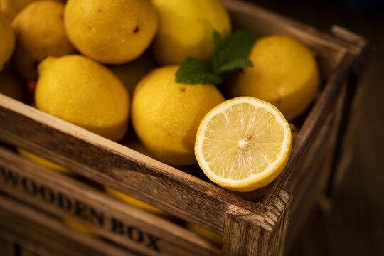 装在木箱里的柠檬水果图片
