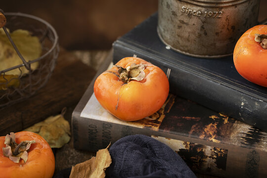 一个柿子光影秋季水果图片