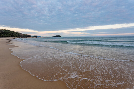 黄昏海岸海浪