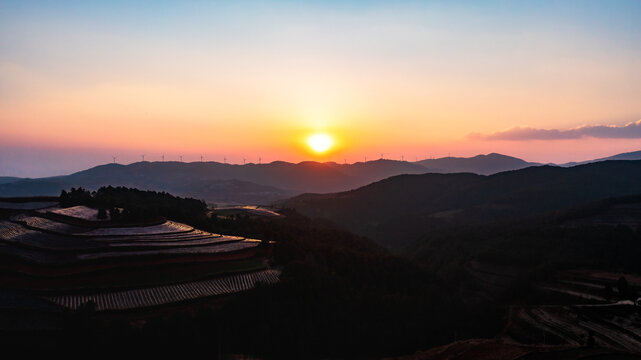 昆明东川红土地乐谱凹晚霞