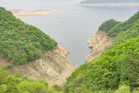 春天中国丹东的湖泊山林