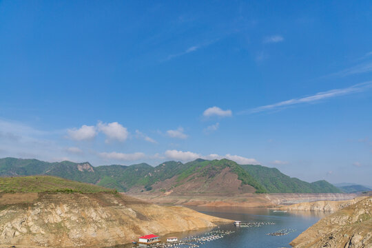 春天中国丹东的湖泊山林