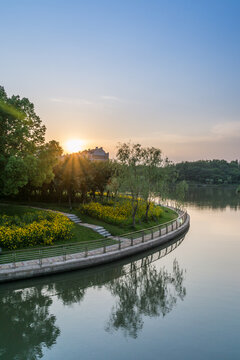夕陽(yáng)下的泰州城市公園風(fēng)景