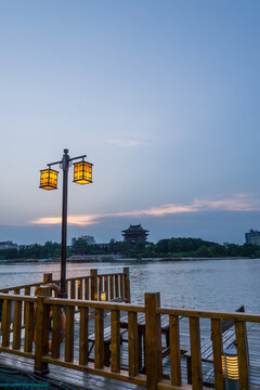 夕阳下的中国泰州凤城河景区