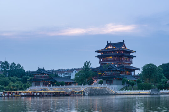 夕阳下的中国泰州凤城河景区