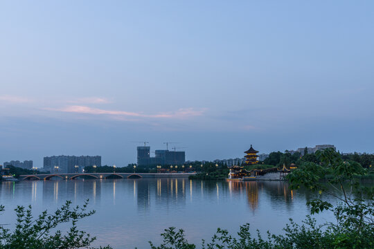 夕阳下的中国泰州凤城河景区