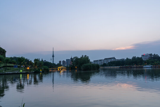 夕阳下的中国泰州凤城河景区