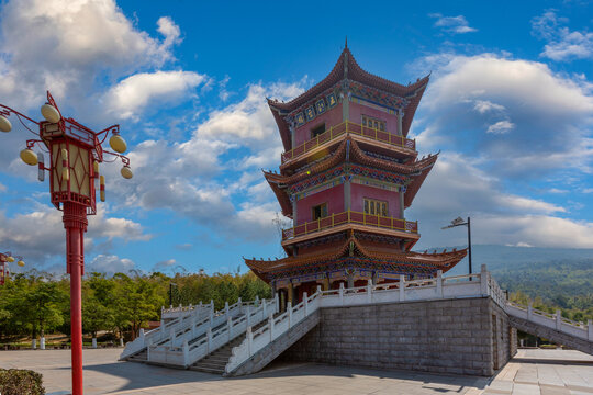 云南玉溪新平五彩云楼城市景观