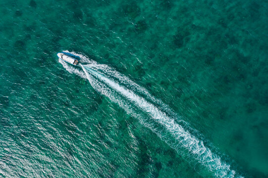 航拍海南陵水分界洲岛海面快艇