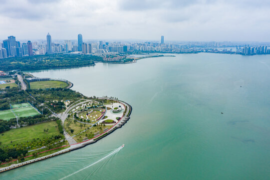 航拍海口云洞图书馆海边的驿站