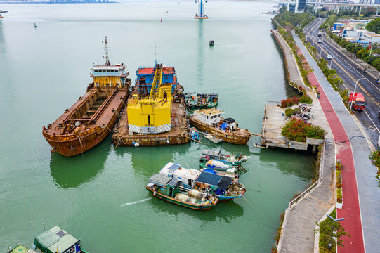 航拍海口海甸河老码头渔港渔船