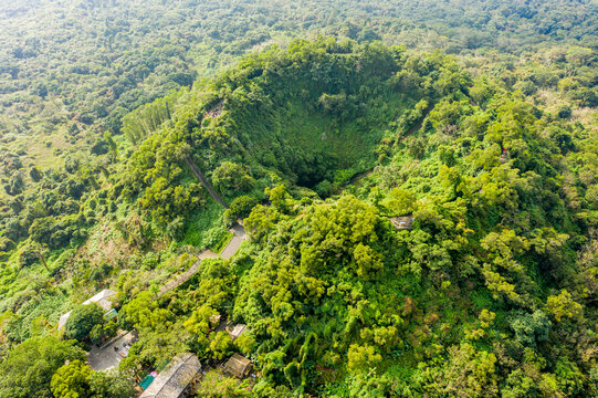 航拍海口风炉岭火山口死火山