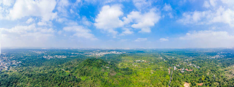 海口火山口公园风炉岭火口全景