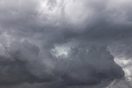 雨天乌云气候图片