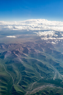 航拍中国新疆的山脉草原