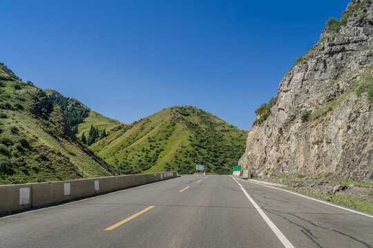 新疆的山草原背景的公路