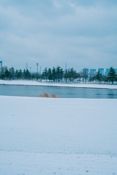 大雪覆盖的高尔夫球场