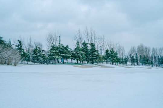 大雪覆盖的高尔夫球场