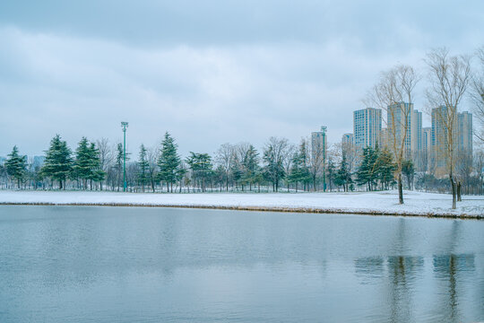 大雪覆盖的高尔夫球场