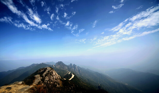 雄伟鹰盘山