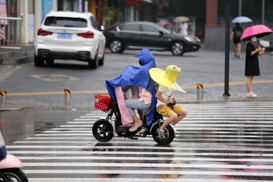 雨中的行人