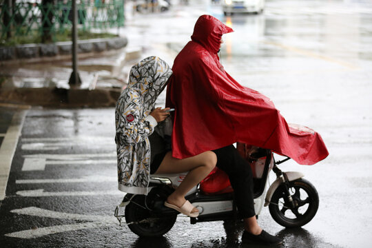 雨中的行人