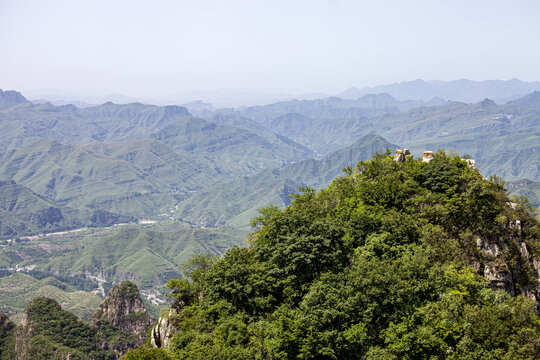 群山峻岭