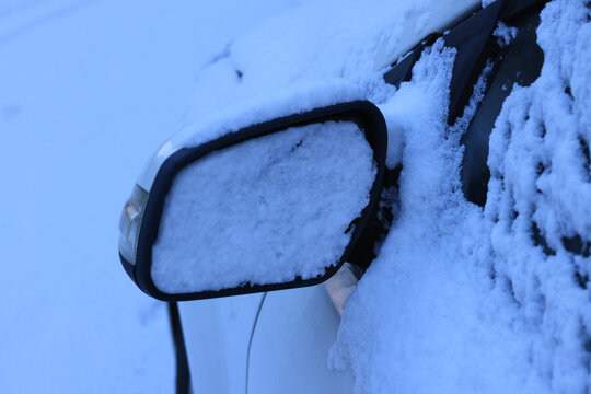 大雪覆盖汽车