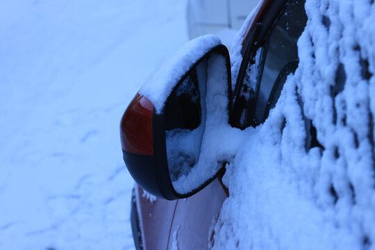 大雪覆盖汽车