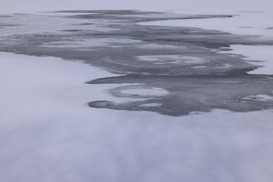 湖面结冰