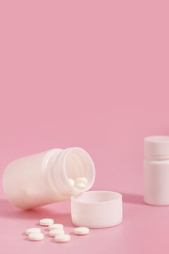 白药瓶白药片粉色背景