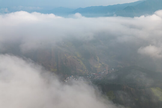 云雾下的乡村