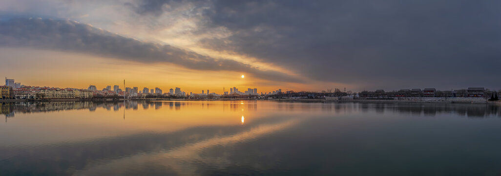 日出东昌湖全景图