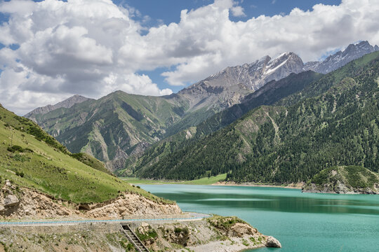 新疆独库公路的龙池风光