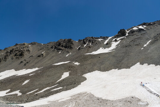 新疆独库公路的雪山