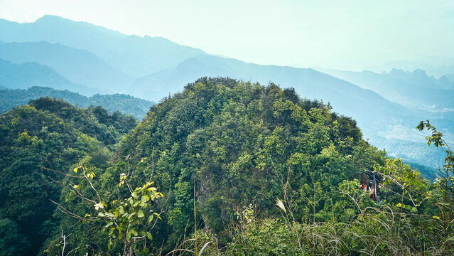 阳安圣山峰顶风光西峰顶峰