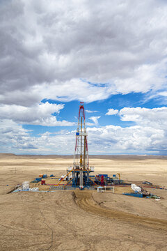 戈壁沙漠的石油钻井井架