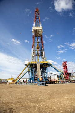 戈壁沙漠的石油钻井井架